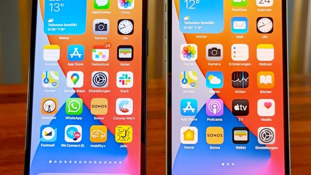 Das iPhone 12 (rechts) und iPhone 12 Pro (links) sehen von vorne quasi identisch aus. Das iPhone 12 (rechts) und iPhone 12 Pro (links) sehen von vorne quasi identisch aus.