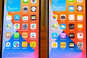 Das iPhone 12 (rechts) und iPhone 12 Pro (links) sehen von vorne quasi identisch aus.