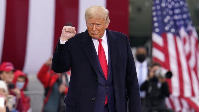 US-Präsident Trump kommt zu einer Wahlkampfkundgebung.