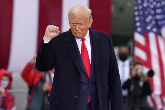 US-Präsident Trump kommt zu einer Wahlkampfkundgebung.