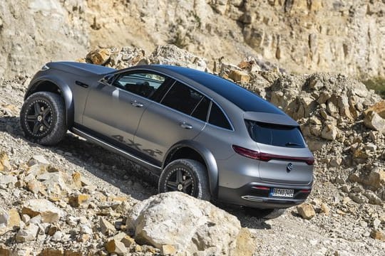 Kraxler unter Strom: Mit hoher Bodenfreiheit und ohne Furcht vor Steigungen sollen sich künftig auch bei Mercedes elektrische Geländewagen offroad bewähren.