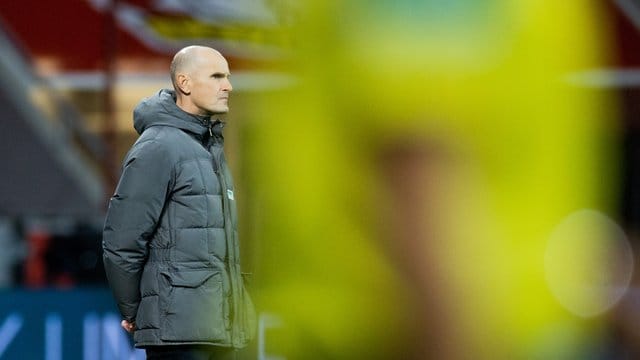 Augsburgs Trainer Heiko Herrlich steht an der Seitenlinie.