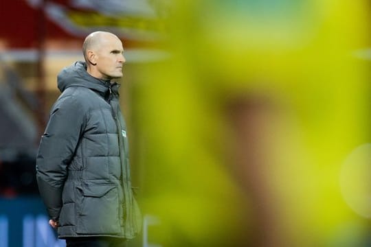 Augsburgs Trainer Heiko Herrlich steht an der Seitenlinie.