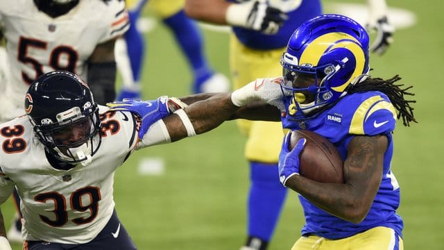Darrell Henderson (r) setzte sich mit den Los Angeles Rams gegen Eddie Jackson von den Chicago Bears durch. Darrell Henderson (r) setzte sich mit den Los Angeles Rams gegen Eddie Jackson von den Chicago Bears durch.