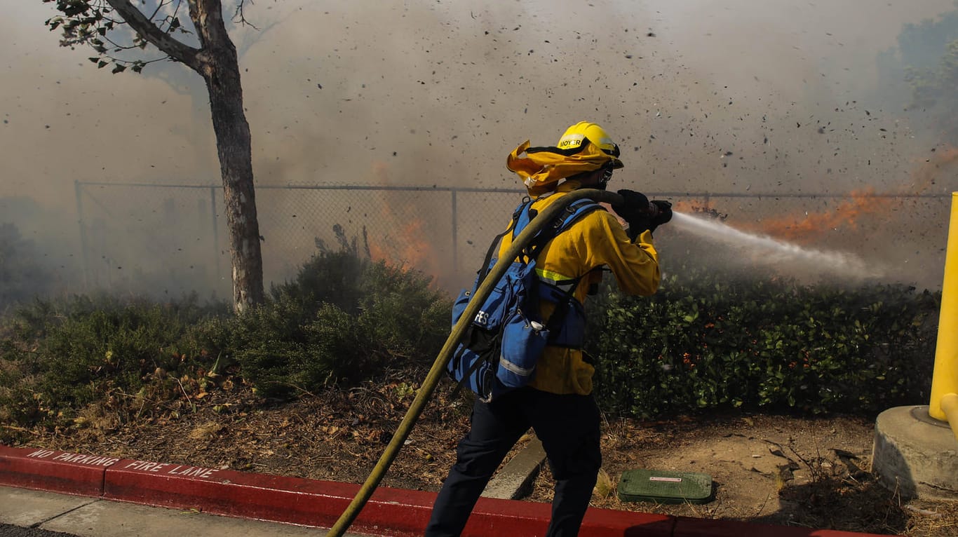 Irvine: Ein Feuerwehrmann versucht das Feuer zu löschen.