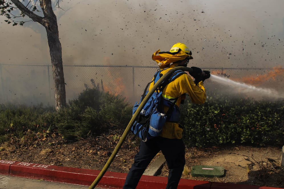Irvine: Ein Feuerwehrmann versucht das Feuer zu löschen.