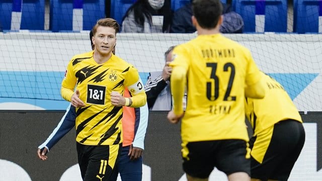 Marco Reus (l) ist Spielführer bei Borussia Dortmund.