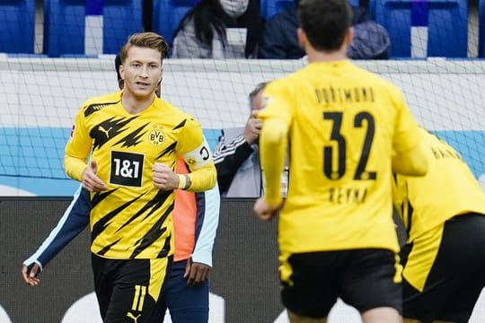 Marco Reus (l) ist Spielführer bei Borussia Dortmund.
