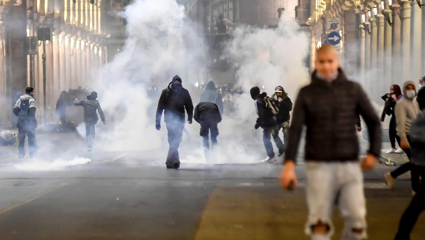 Turin: Bei Protesten gegen die Corona-Maßnahmen der Regierung ist es in der norditalienischen Metropole zu Ausschreitungen gekommen. Turin: Bei Protesten gegen die Corona-Maßnahmen der Regierung ist es in der norditalienischen Metropole zu Ausschreitungen gekommen.