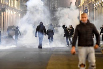 Turin: Bei Protesten gegen die Corona-Maßnahmen der Regierung ist es in der norditalienischen Metropole zu Ausschreitungen gekommen.