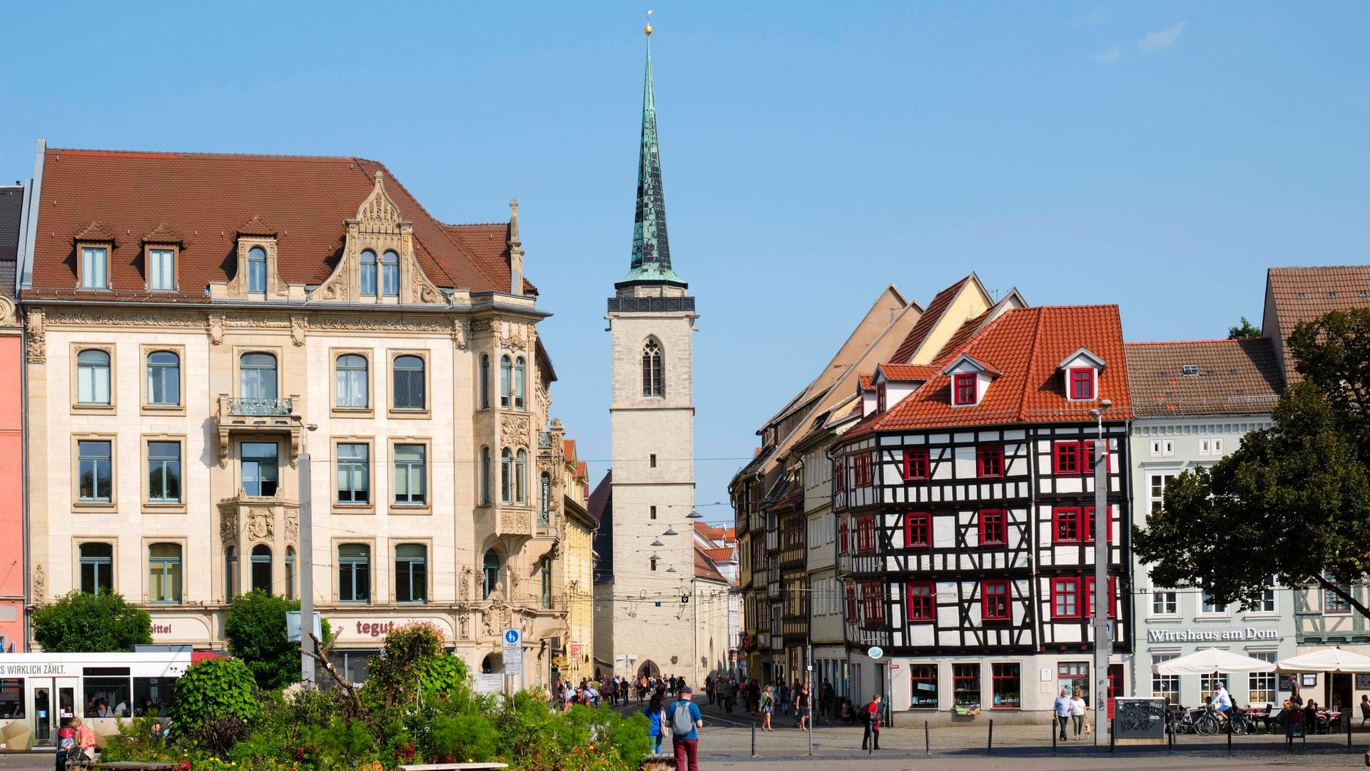 Blick vom Erfurter Domplatz auf die Allerheiligenkirche: In der Altstadt von Erfurt gilt nun eine Maskenpflicht.