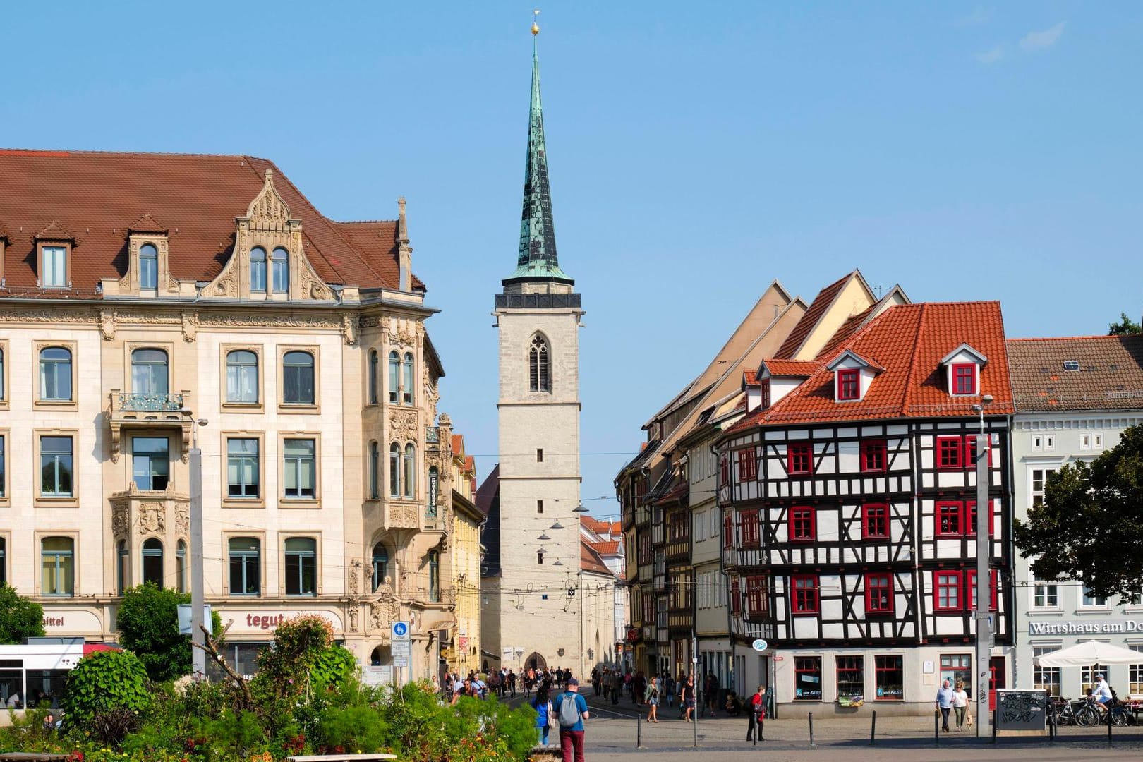 Blick vom Erfurter Domplatz auf die Allerheiligenkirche: In der Altstadt von Erfurt gilt nun eine Maskenpflicht.