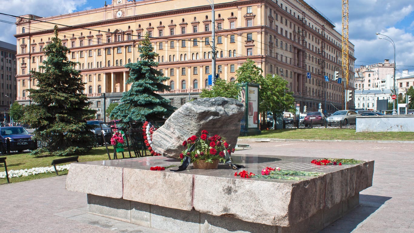 Gedenkstein am Lubjanka-Platz in Moskau, dem Sitz des damaligen KGB: Die Auktion in New York soll von Mitte Januar bis Mitte Februar stattfinden. (Symbolfoto)