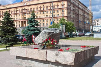 Gedenkstein am Lubjanka-Platz in Moskau, dem Sitz des damaligen KGB: Die Auktion in New York soll von Mitte Januar bis Mitte Februar stattfinden. (Symbolfoto)