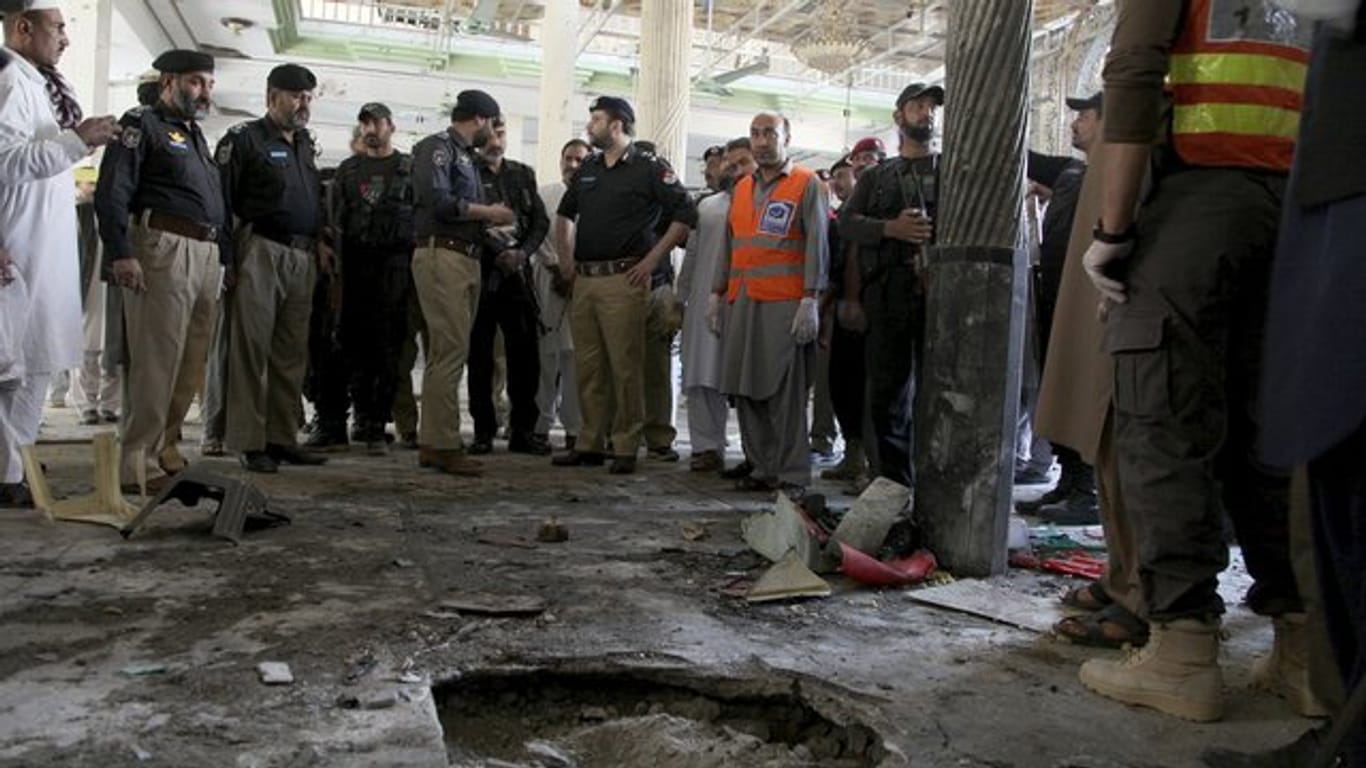 Polizisten stehen am Ort der Explosion in der Koranschule in Peshawar.