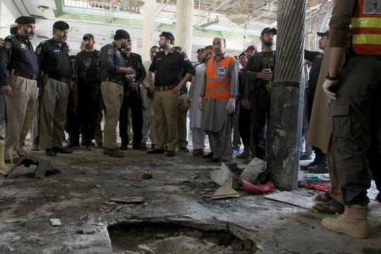 Polizisten stehen am Ort der Explosion in der Koranschule in Peshawar.