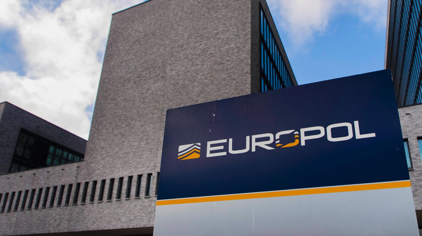 Blick auf das Gebäude der europäischen Polizeibehörde Europol: Sie sucht nun nach einem 32-Jährigen, der eine Minderjährige in Köln missbraucht haben soll.