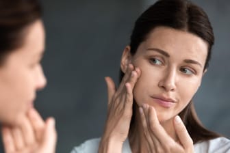 Gesichtspflege: Eine Creme mit zu viel Fett könnte die Poren zusätzlich verstopfen.