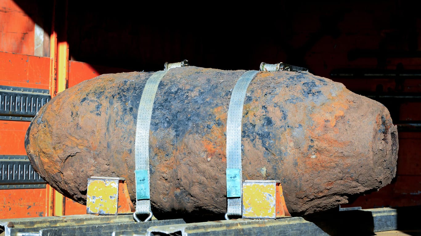 Eine Zehn-Zentner-Weltkriegsbombe liegt auf einem Transporter: Sie wurde in Köln entschärft.