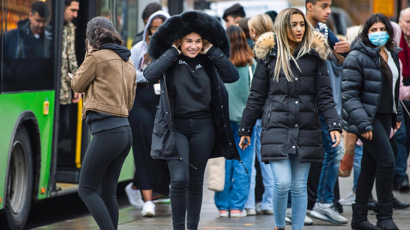 Schweden: Nur in Uppsala wird Bewohnern geraten, öffentliche Verkehrsmittel und physische Kontakte zu Menschen außerhalb des eigenen Haushalts zu meiden.