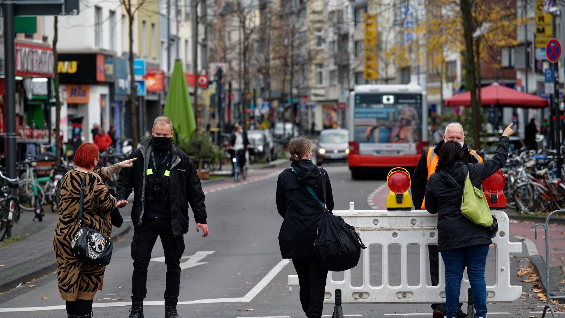 Anwohner stehen an einer Straßensperre in Köln-Ehrenfeld: Rund 13.000 Menschen mussten für die Entschärfung einer Fliegerbombe das betroffene Gebiet verlassen. Anwohner stehen an einer Straßensperre in Köln-Ehrenfeld: Rund 13.000 Menschen mussten für die Entschärfung einer Fliegerbombe das betroffene Gebiet verlassen.