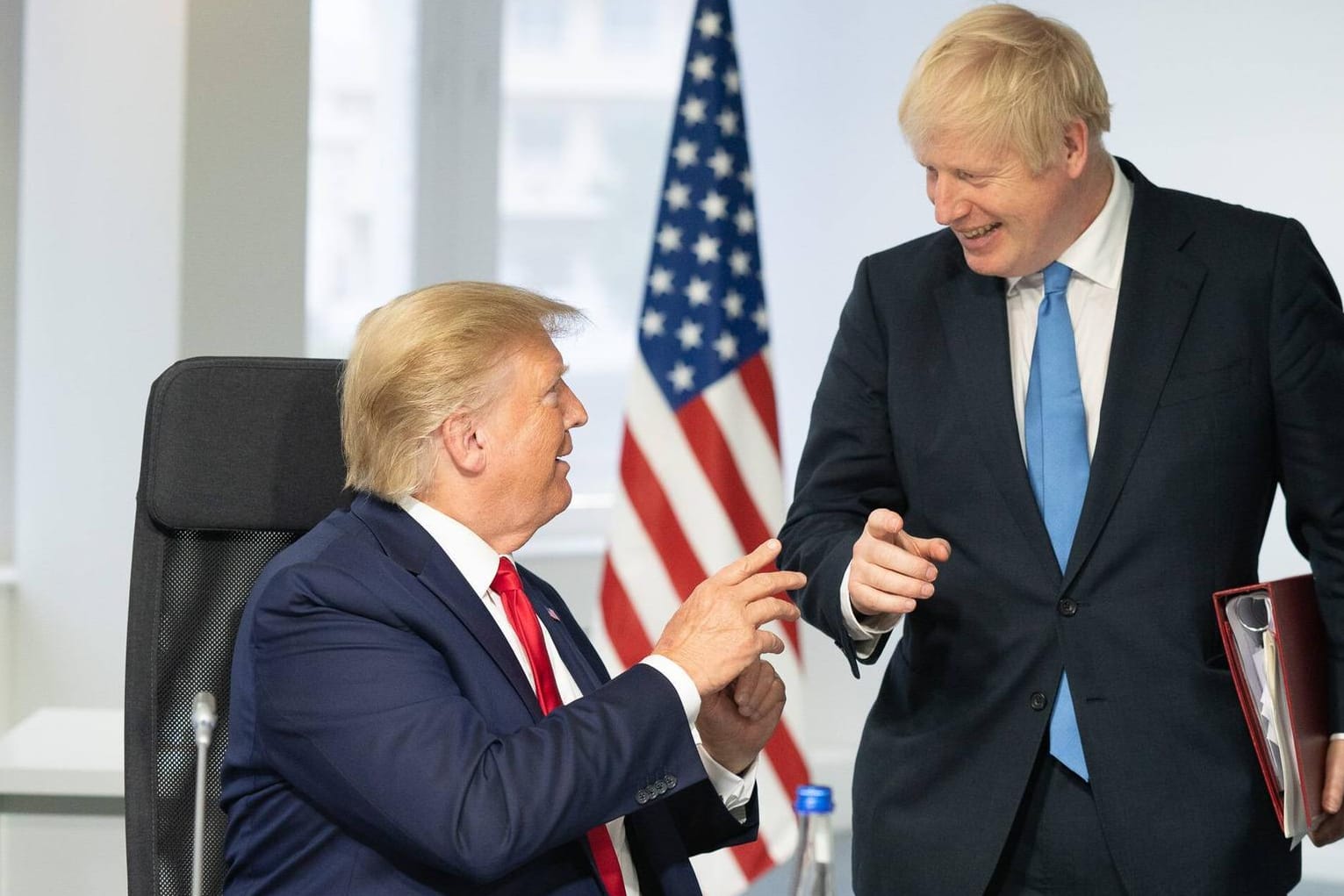 Donald Trump im Gespräch mit Boris Johnson beim G7-Gipfel 2019 in Biarritz: Trump hat sich mehrfach als ein großer Fan des Brexit geäußert.