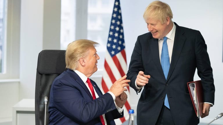 Donald Trump im Gespräch mit Boris Johnson beim G7-Gipfel 2019 in Biarritz: Trump hat sich mehrfach als ein großer Fan des Brexit geäußert.