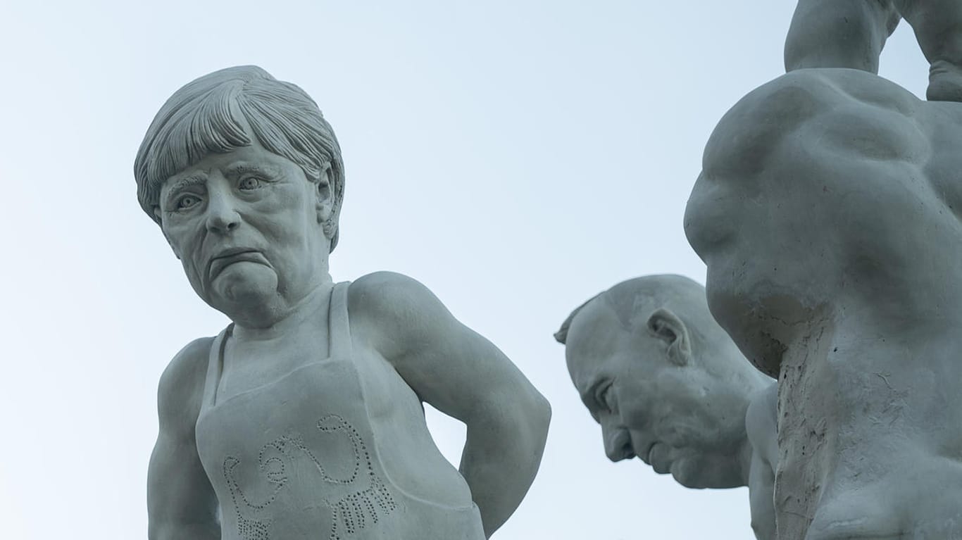 Auch Bundeskanzlerin Angela Merkel ist Teil der "S 21"-Statue: Die Stadt Stuttgart hat lange gezögert, den Aufbau zu genehmigen.