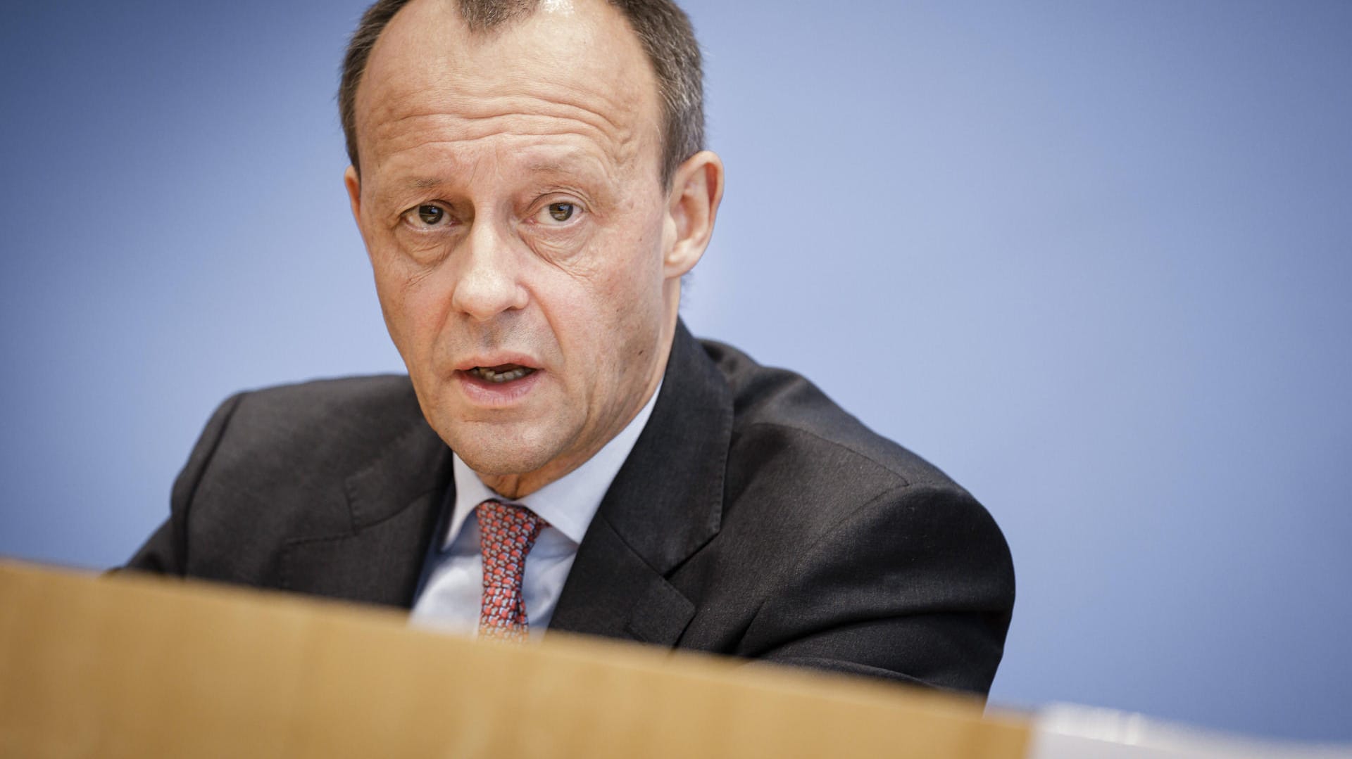 Berlin: Friedrich Merz, aufgenommen im Rahmen einer Pressekonferenz, anlässlich der Kandidatur für den CDU-Vorsitz.