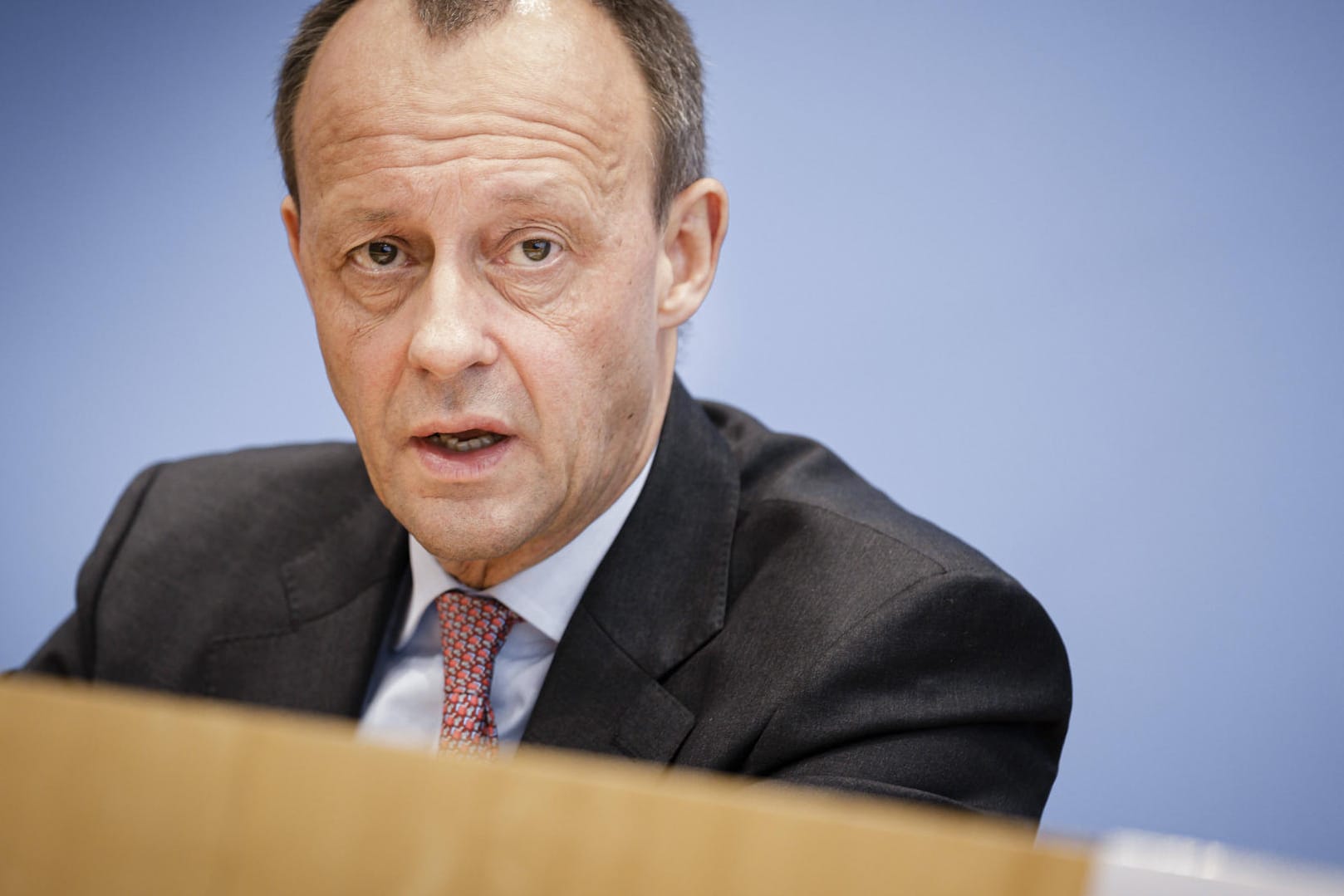 Berlin: Friedrich Merz, aufgenommen im Rahmen einer Pressekonferenz, anlässlich der Kandidatur für den CDU-Vorsitz.