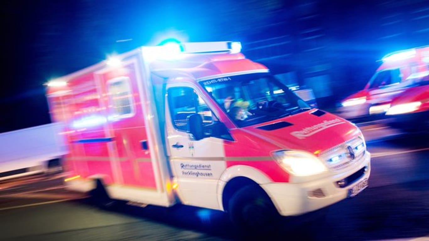 Ein Rettungswagen fährt mit Blaulicht durch eine Straße: Der 71-Jährige wurde von der Bahn einige Meter mitgeschleift. (Symbolfoto)