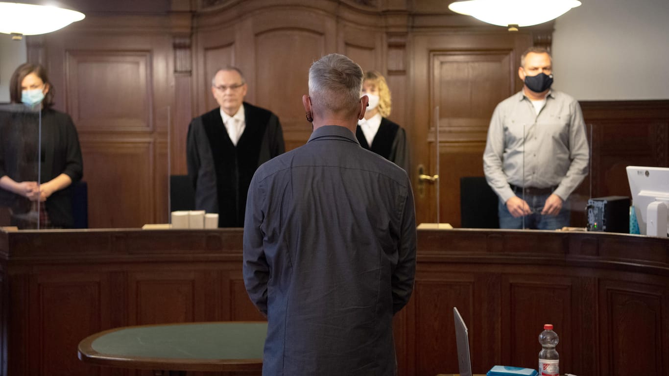 Ein angeklagter Polizist steht in einem Gerichtssaal im Amtsgericht Tiergarten: Die Anklage wirft dem 53-jährigen Beamten fahrlässige Tötung vor.