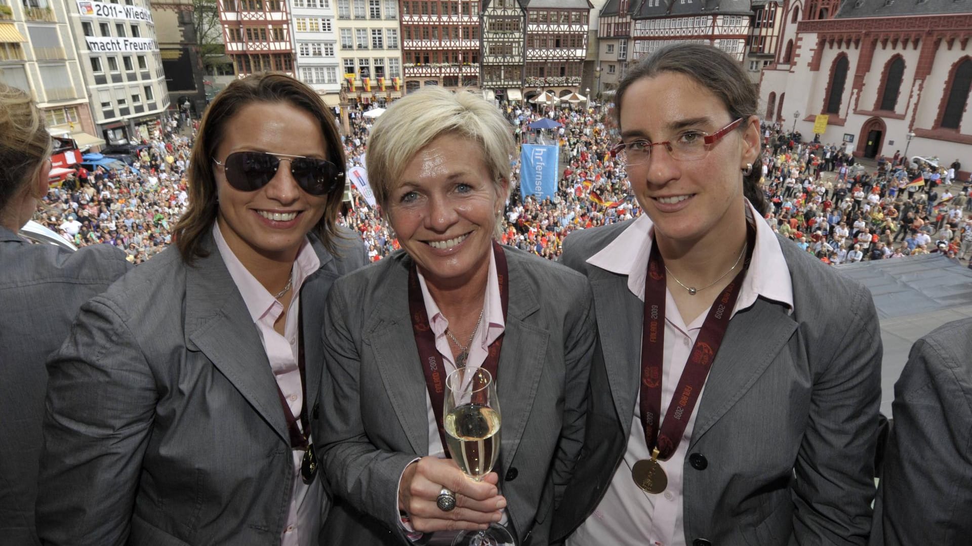 11.09.2009: Nach ihrem 6:2 Finalerfolg gegen England in Finnland feiern die siegreichen deutschen Fußballfrauen auf dem Balkon des Römer in Frankfurt den Gewinn der Fußball-Europameisterschaft. Hier Inka Grinks (l-r), Trainerin Silvia Neid und Birgit Prinz.