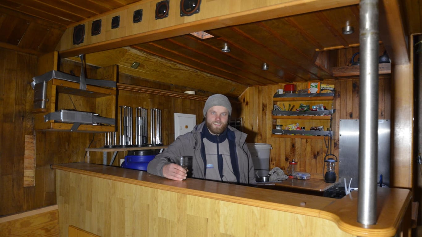 Jens Broschel, einer der Eigentümer, steht hinter einer Theke der "Freedom": In einem Bistro an Bord sollen vegane und vegetarische Speisen angeboten werden. Auch kulturelle Veranstaltungen sind geplant.