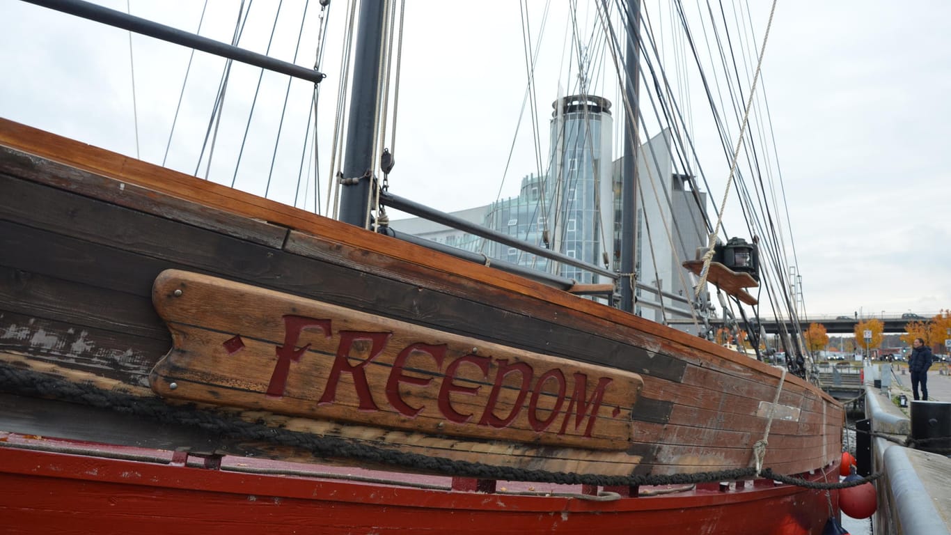 Blick auf die "Freedom": Einen Chef gibt es an Bord nicht. Entscheidungen werden von der Genossenschaft "Freedom Kultur- und Schiffskollektiv eG" kollektiv getroffen.