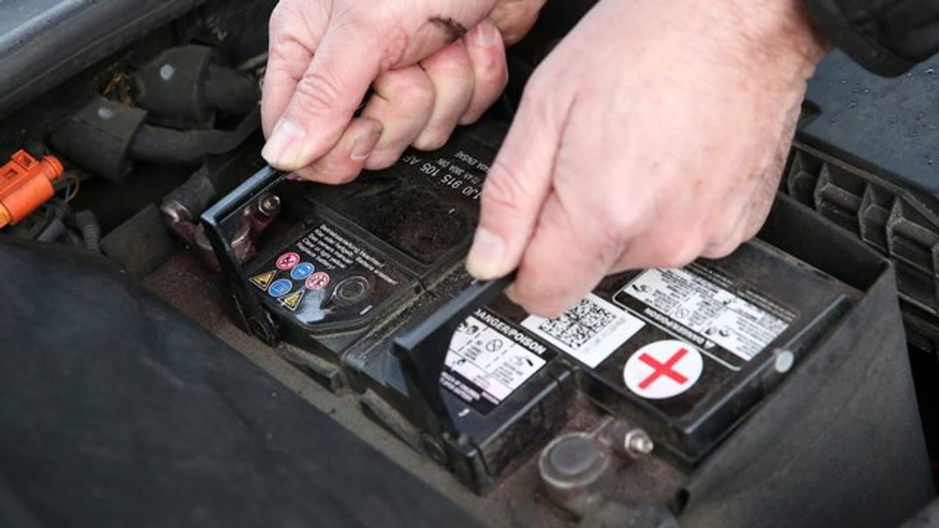 Autobatterien wechseln: Die Batterie ist ein Verschleißteil und muss daher alle paar Jahre ausgetauscht werden.