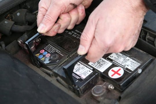 Autobatterien wechseln: Die Batterie ist ein Verschleißteil und muss daher alle paar Jahre ausgetauscht werden.