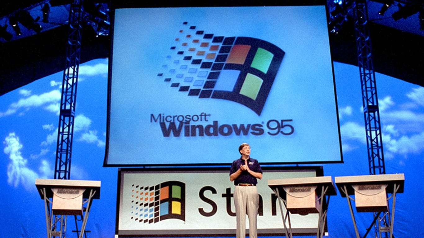Microsoft-Gründer Bill Gates stellt das Betriebssystem Windows 95 dem Publikum vor.