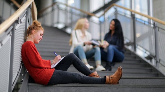 Wer in Teilzeit studiert, hat einen deutlich reduzierten Stundenplan, um Verpflichtungen wie Familie oder einem Job nachgehen zu können.