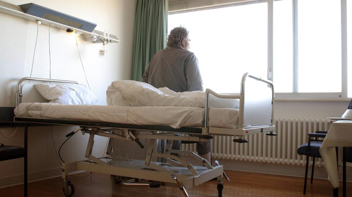 Ein Patient sitzt auf seinem Bett in der Uniklinik Bonn (Symbolbild): Die Klinik bekommt 157 Millionen Euro vom Land.