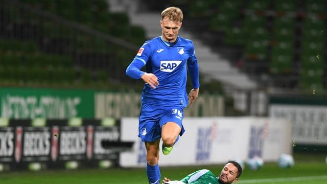 Der Hoffenheimer Stefan Posch (o) verlängerte seinen Vertrag.