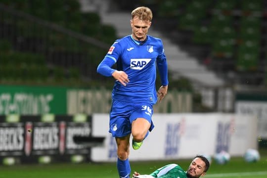 Der Hoffenheimer Stefan Posch (o) verlängerte seinen Vertrag.