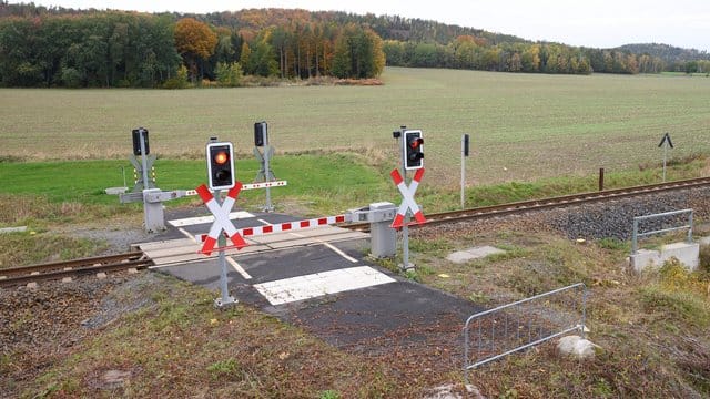 Ein Bahnübergang für Radfahrer und Fußgänger ins nirgendwo.