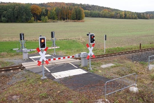 Ein Bahnübergang für Radfahrer und Fußgänger ins nirgendwo.