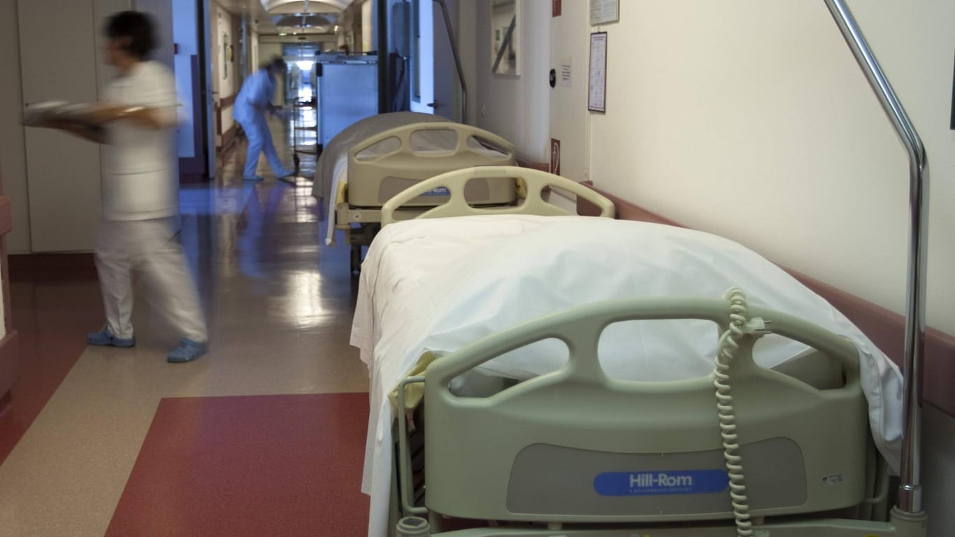 Krankenstation mit Stationsbetten (Symbolbild): Wegen der steigenden Corona-Zahlen dürfen Patienten in Nürnberg weniger Gäste empfangen.