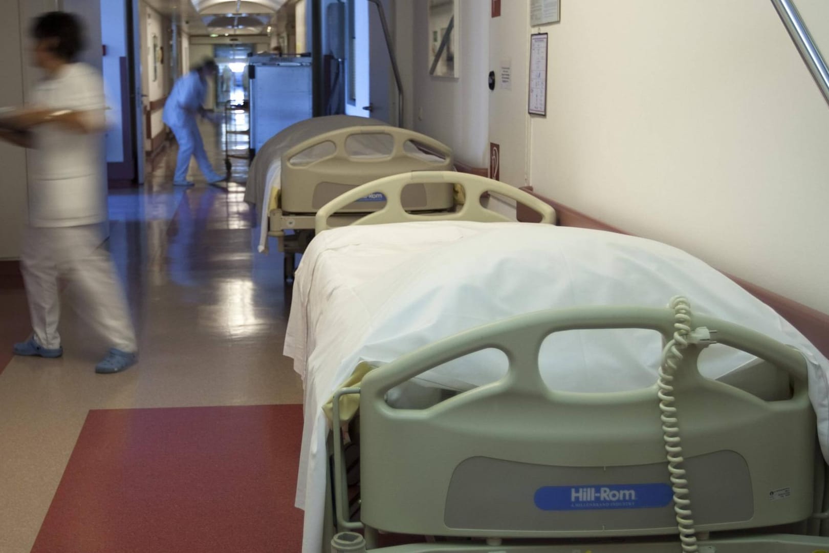 Krankenstation mit Stationsbetten (Symbolbild): Wegen der steigenden Corona-Zahlen dürfen Patienten in Nürnberg weniger Gäste empfangen.