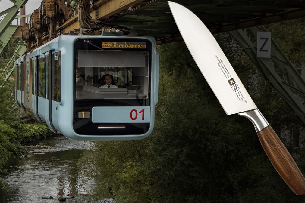 Die Schwebebahn und ein Messer (Collage): Das Messer ist aus altem Metall der Wuppertaler Schwebahn hergestellt.