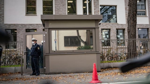 Ein Polizist steht an dem neuen Wachcontainer vor dem Ignatz Bubis-Gemeindezentrum der Jüdischen Gemeinde Frankfurt: Der von der Gemeinde erbaute und finanzierte Container wurde jetzt offiziell der Frankfurter Polizei übergeben, die dauerhaft das Gebäude bewacht. Ein Polizist steht an dem neuen Wachcontainer vor dem Ignatz Bubis-Gemeindezentrum der Jüdischen Gemeinde Frankfurt: Der von der Gemeinde erbaute und finanzierte Container wurde jetzt offiziell der Frankfurter Polizei übergeben, die dauerhaft das Gebäude bewacht.