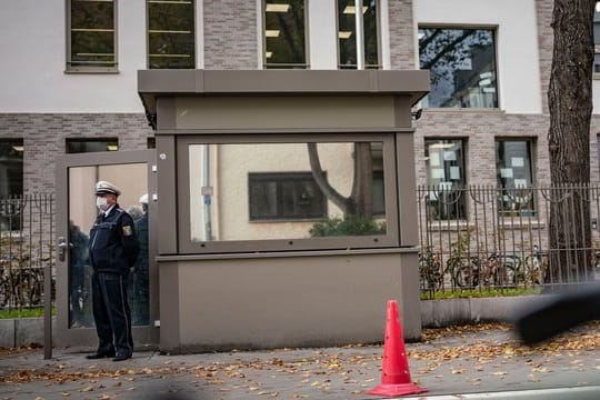 Ein Polizist steht an dem neuen Wachcontainer vor dem Ignatz Bubis-Gemeindezentrum der Jüdischen Gemeinde Frankfurt: Der von der Gemeinde erbaute und finanzierte Container wurde jetzt offiziell der Frankfurter Polizei übergeben, die dauerhaft das Gebäude bewacht.