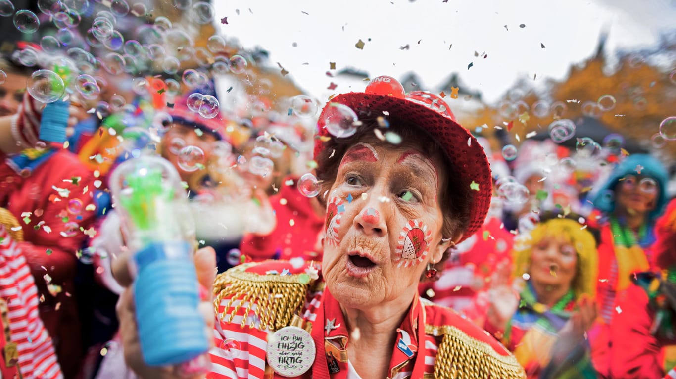 Jecken feiern auf dem Heumarkt den Auftakt der Karnevalssession (Archivbild): Die Kölner Oberbürgermeisterin Reker (parteilos) hat am Dienstag klargestellt, dass der Karnevalsauftakt am 11.11. dieses Jahr wegen Corona ausfallen muss.